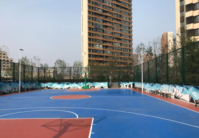 華潤威海灣九里，小區(qū)自帶海景籃球場
