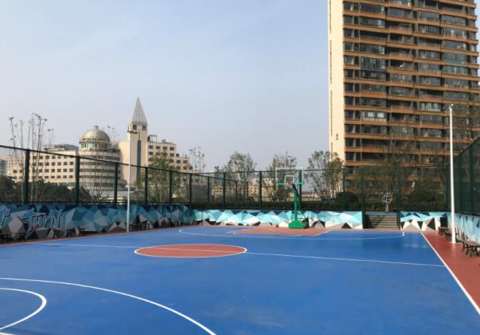 華潤威海灣九里，小區(qū)自帶海景籃球場